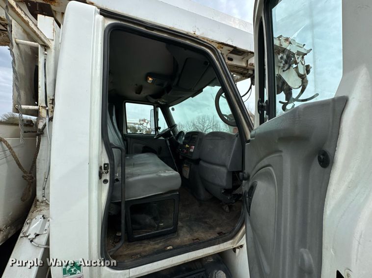 image for item DO0773 2006 International 4300 digger derrick truck