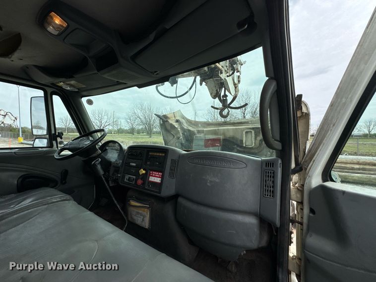 image for item DO0773 2006 International 4300 digger derrick truck