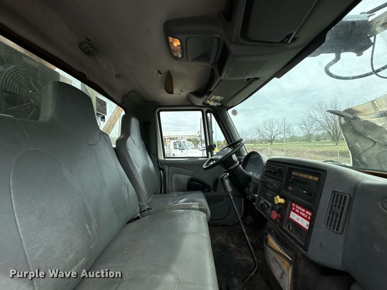 image for item DO0773 2006 International 4300 digger derrick truck