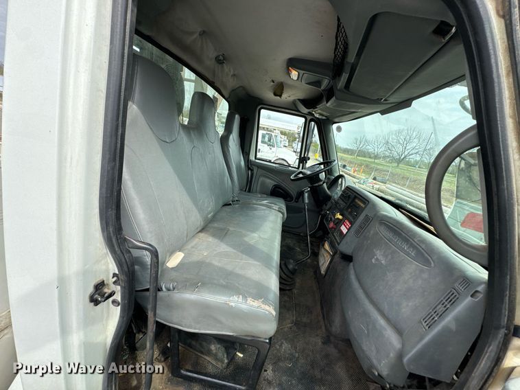 image for item DO0773 2006 International 4300 digger derrick truck