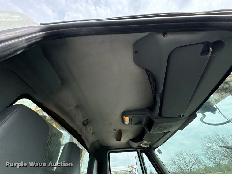 image for item DO0773 2006 International 4300 digger derrick truck