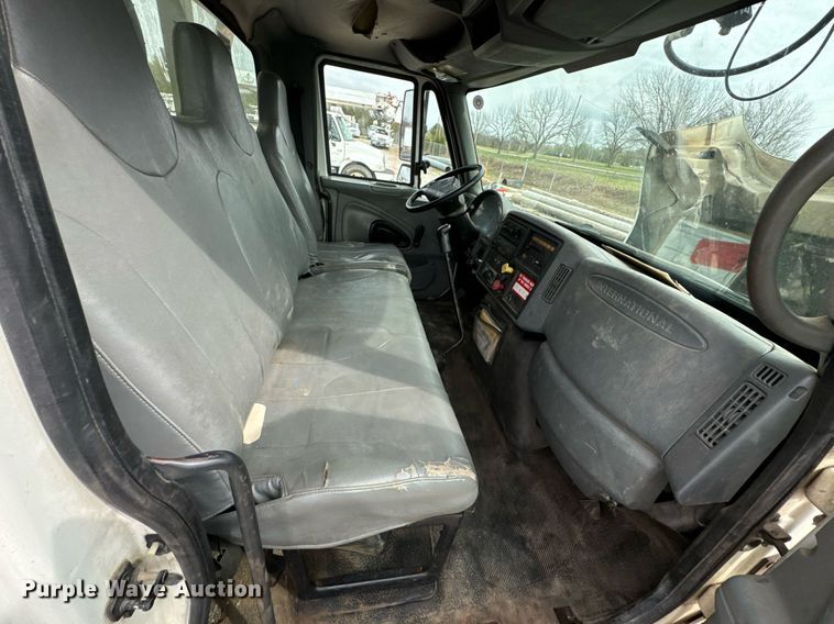 image for item DO0773 2006 International 4300 digger derrick truck