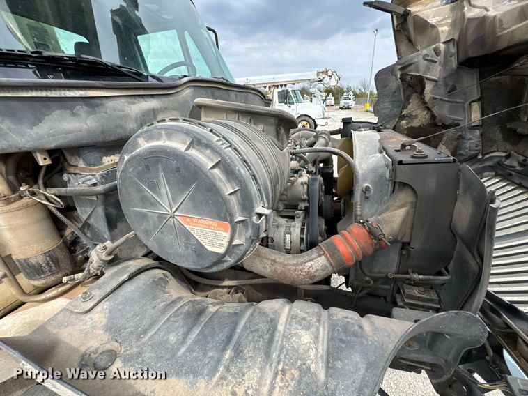 image for item DO0773 2006 International 4300 digger derrick truck