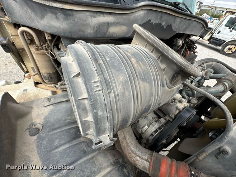 image for item DO0773 2006 International 4300 digger derrick truck