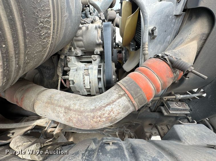 image for item DO0773 2006 International 4300 digger derrick truck