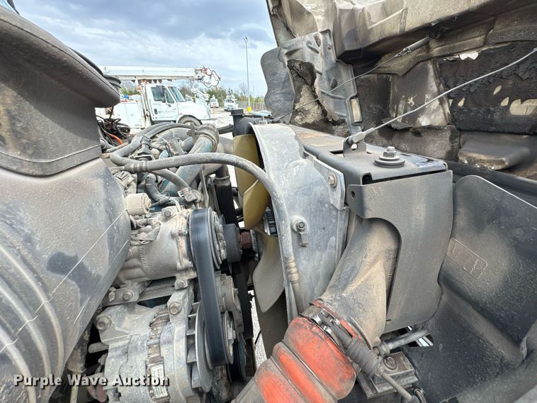 image for item DO0773 2006 International 4300 digger derrick truck