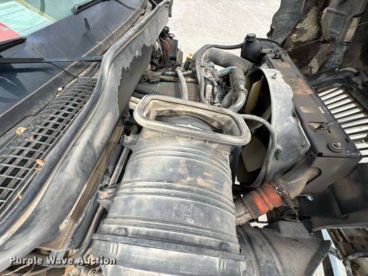 image for item DO0773 2006 International 4300 digger derrick truck