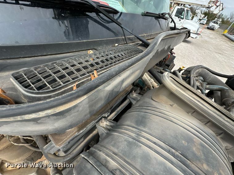 image for item DO0773 2006 International 4300 digger derrick truck