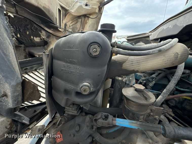 image for item DO0773 2006 International 4300 digger derrick truck