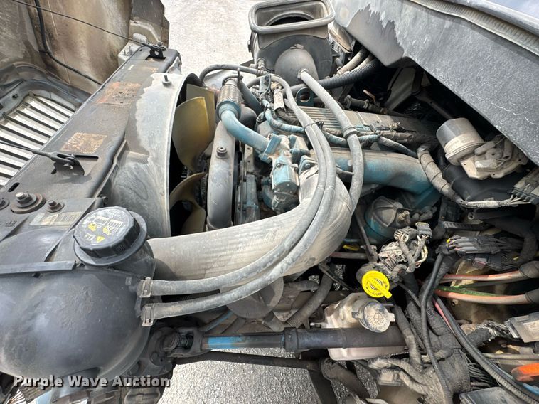 image for item DO0773 2006 International 4300 digger derrick truck