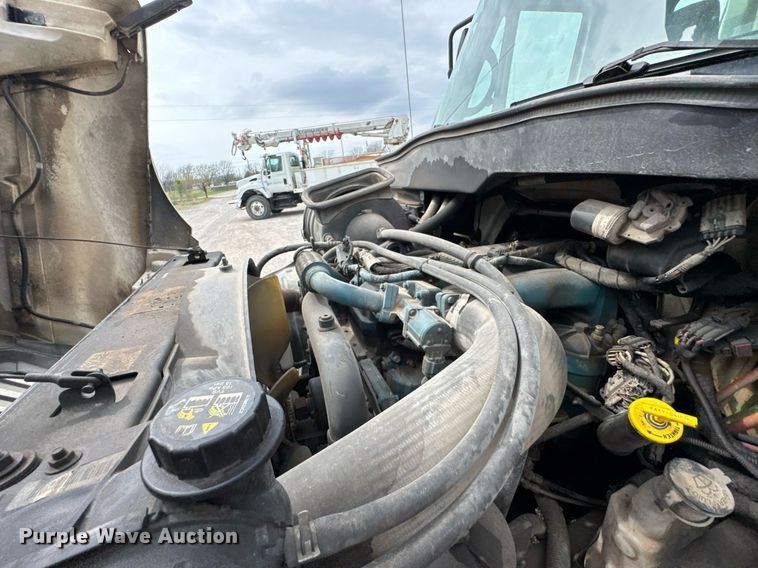 image for item DO0773 2006 International 4300 digger derrick truck