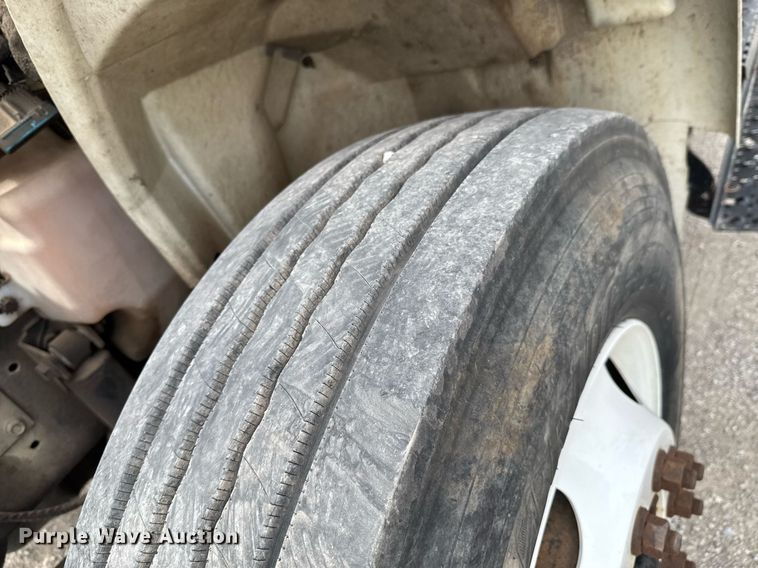 image for item DO0773 2006 International 4300 digger derrick truck