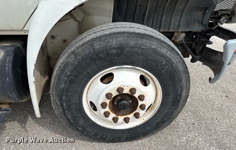 image for item DO0773 2006 International 4300 digger derrick truck