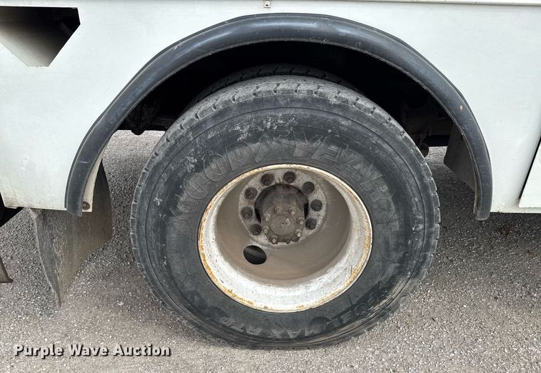 image for item DO0773 2006 International 4300 digger derrick truck