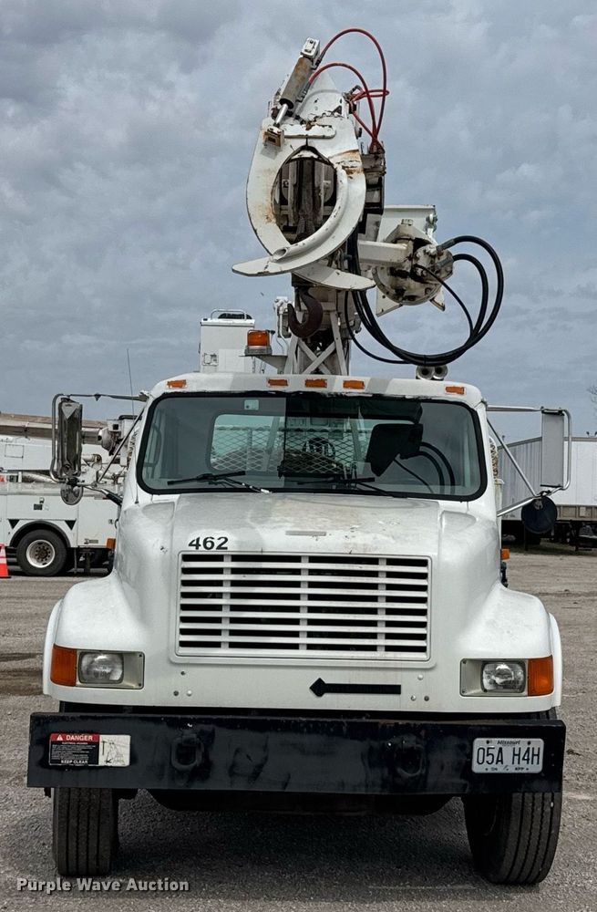 image for item DO0775 1999 International 4900 digger derrick truck