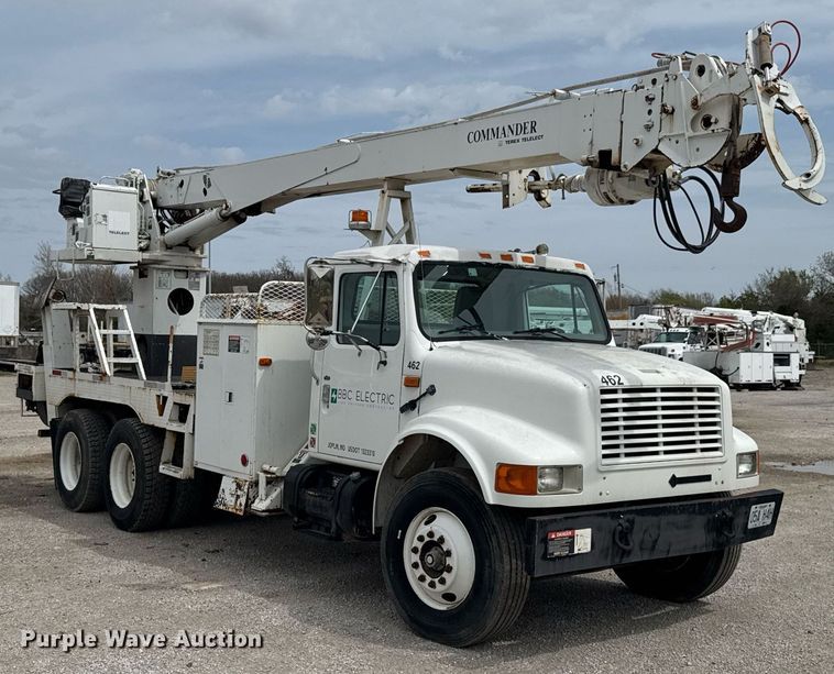 image for item DO0775 1999 International 4900 digger derrick truck