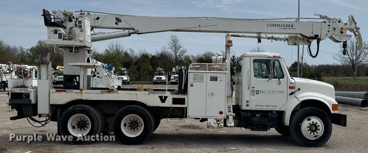 image for item DO0775 1999 International 4900 digger derrick truck