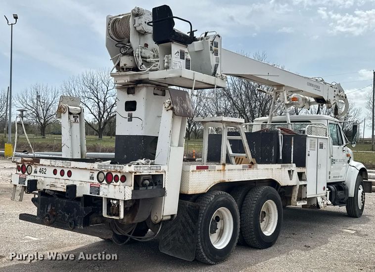 image for item DO0775 1999 International 4900 digger derrick truck