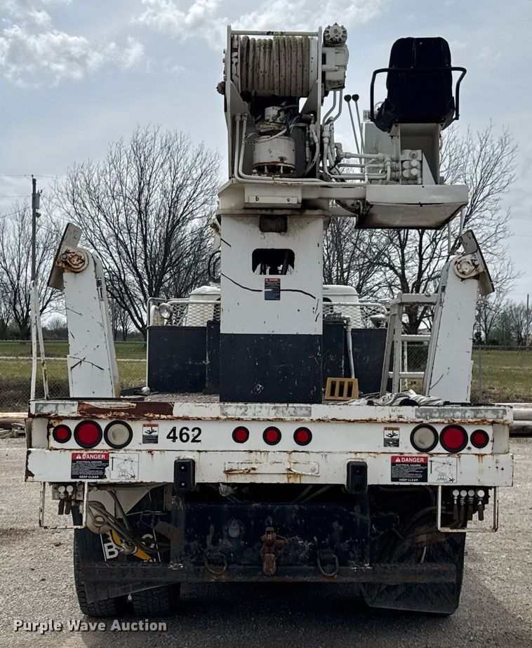 image for item DO0775 1999 International 4900 digger derrick truck