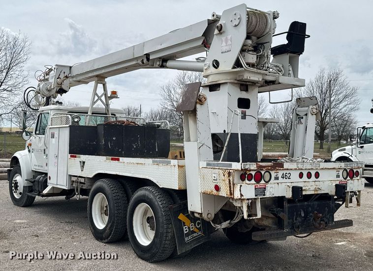 image for item DO0775 1999 International 4900 digger derrick truck