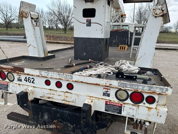 image for item DO0775 1999 International 4900 digger derrick truck