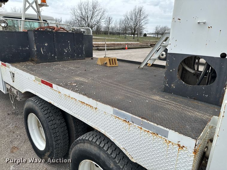 image for item DO0775 1999 International 4900 digger derrick truck