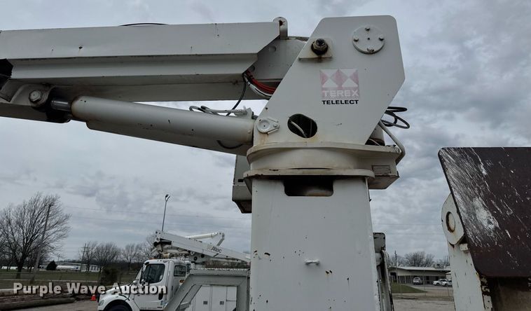 image for item DO0775 1999 International 4900 digger derrick truck