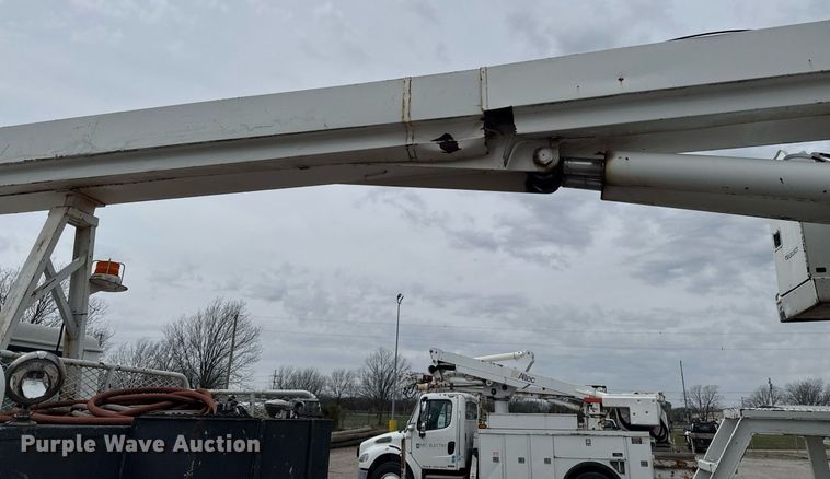 image for item DO0775 1999 International 4900 digger derrick truck