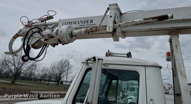 image for item DO0775 1999 International 4900 digger derrick truck