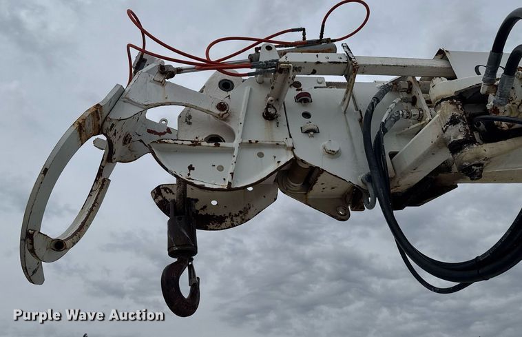 image for item DO0775 1999 International 4900 digger derrick truck