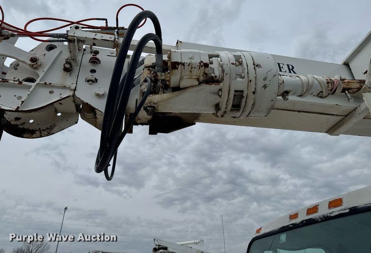 image for item DO0775 1999 International 4900 digger derrick truck