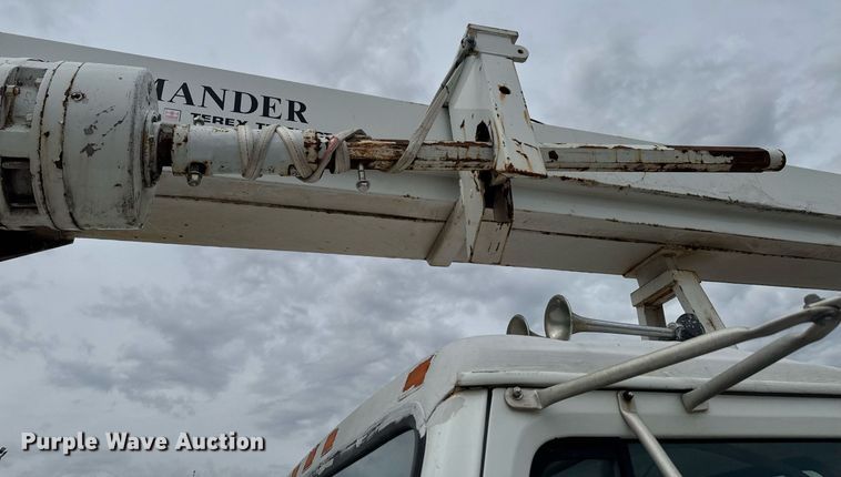 image for item DO0775 1999 International 4900 digger derrick truck