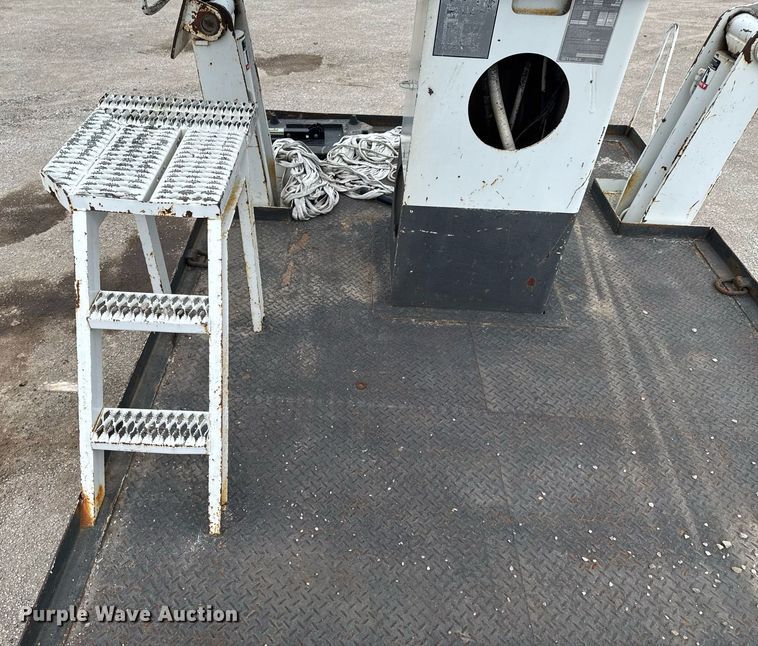 image for item DO0775 1999 International 4900 digger derrick truck