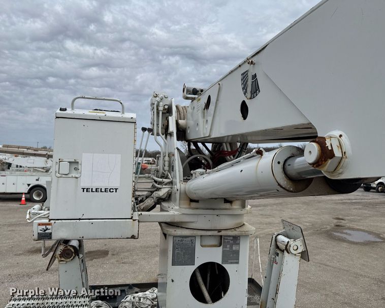 image for item DO0775 1999 International 4900 digger derrick truck