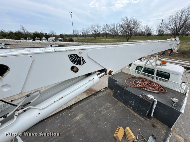 image for item DO0775 1999 International 4900 digger derrick truck