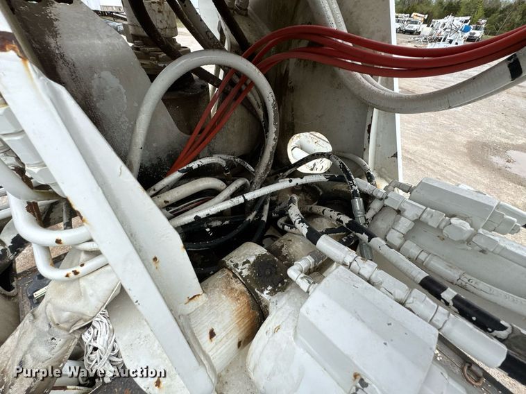 image for item DO0775 1999 International 4900 digger derrick truck