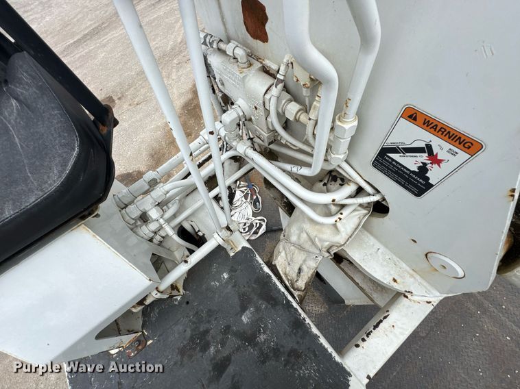 image for item DO0775 1999 International 4900 digger derrick truck