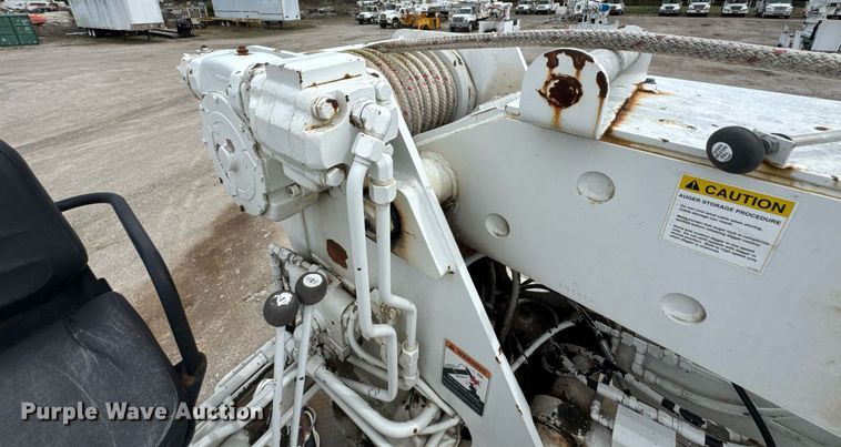 image for item DO0775 1999 International 4900 digger derrick truck