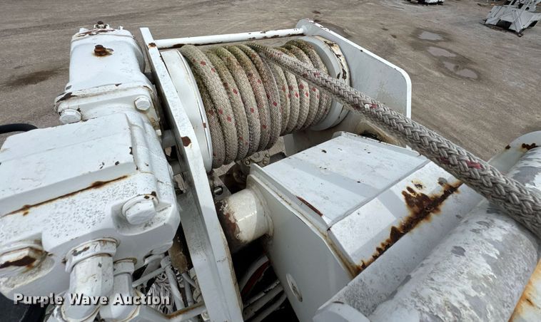 image for item DO0775 1999 International 4900 digger derrick truck