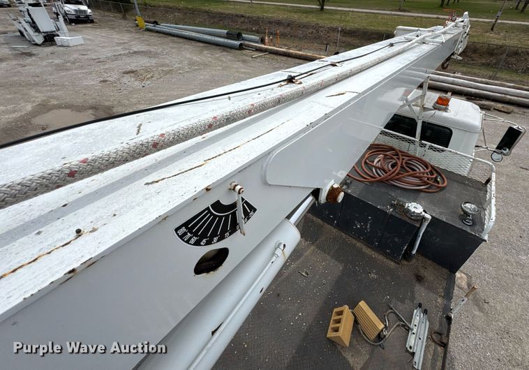 image for item DO0775 1999 International 4900 digger derrick truck