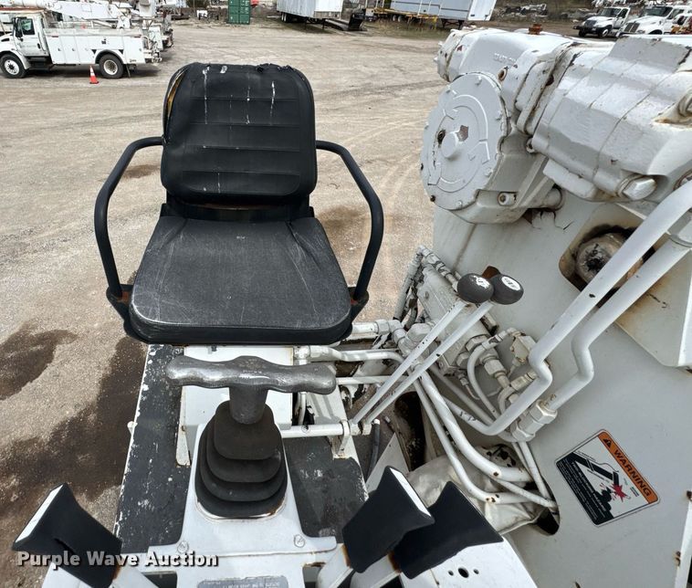 image for item DO0775 1999 International 4900 digger derrick truck