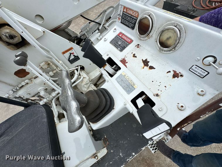 image for item DO0775 1999 International 4900 digger derrick truck