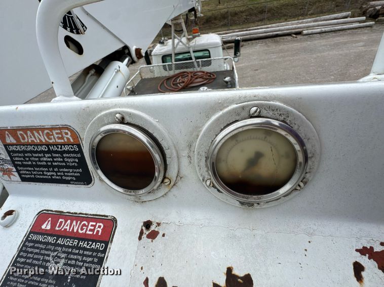 image for item DO0775 1999 International 4900 digger derrick truck