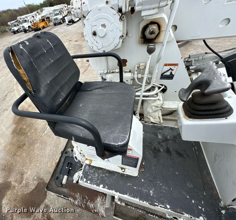 image for item DO0775 1999 International 4900 digger derrick truck