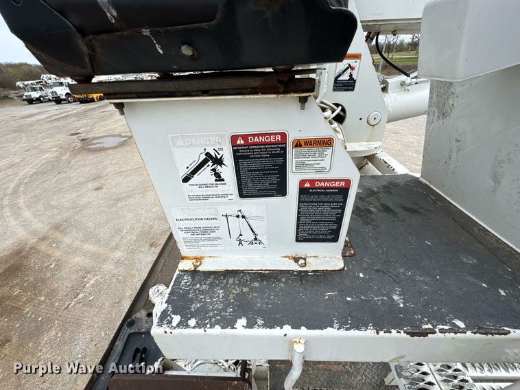 image for item DO0775 1999 International 4900 digger derrick truck