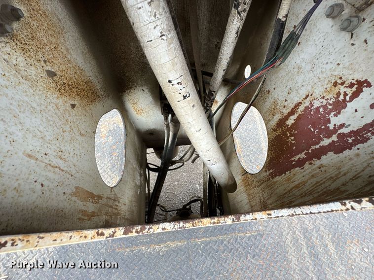 image for item DO0775 1999 International 4900 digger derrick truck