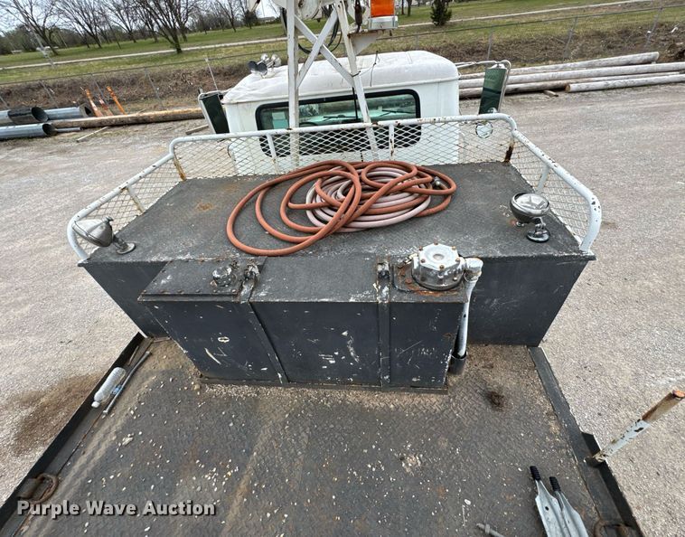 image for item DO0775 1999 International 4900 digger derrick truck