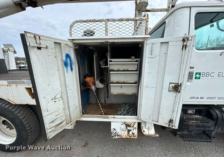 image for item DO0775 1999 International 4900 digger derrick truck