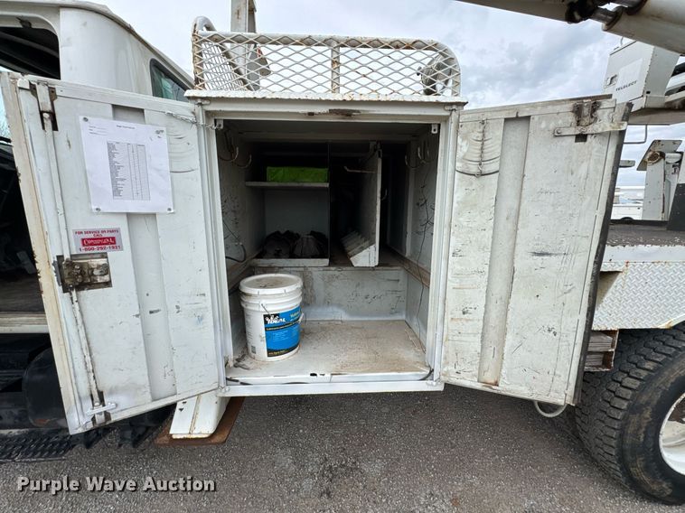 image for item DO0775 1999 International 4900 digger derrick truck