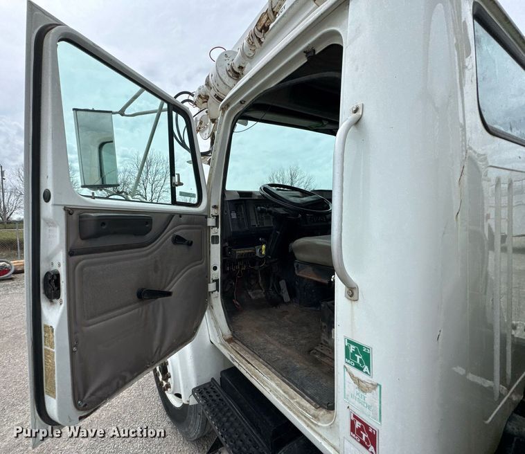 image for item DO0775 1999 International 4900 digger derrick truck